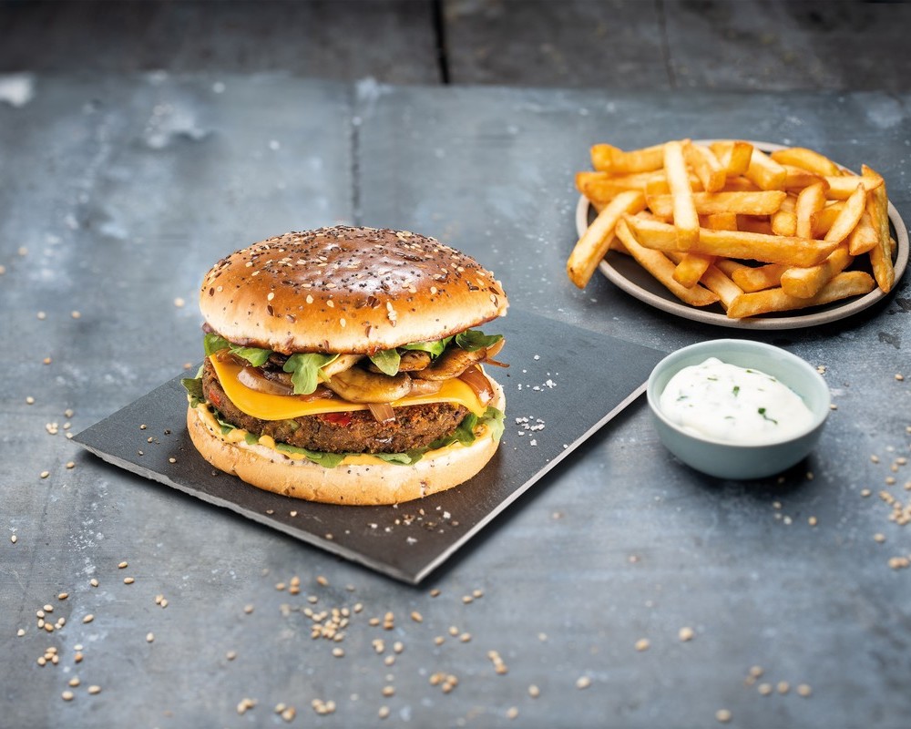 Burger vegan avec champignons, roquette et relish à l'oignon