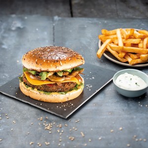 Burger vegan avec champignons, roquette et relish à l'oignon